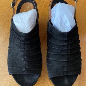 Earthies 8.5 Black suede, open-toed wedge